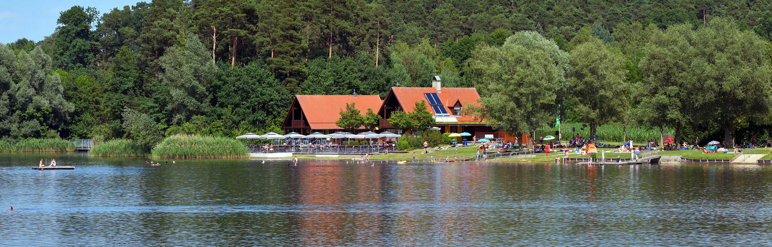 Freizeitanlage Grashof mit Kiosk und Sonnenterrasse, Badestrand, Kinderspielplatz sowie Behindertenbaderampe.