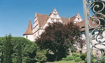 Blick durch den Schlossgarten auf Schloss Ratibor