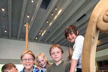 Kinder erkunden die Schiffshalle des kelten römer museums