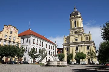 Hofkirche am Karlsplatz Brunnen auf dem Karlsplatz vor der Hofkirche